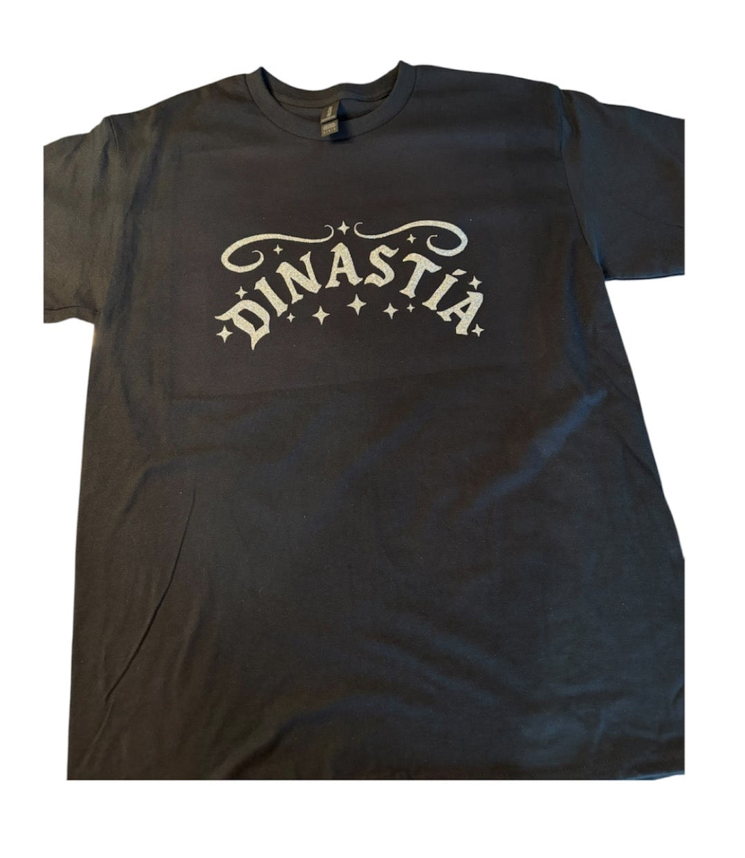 Black t-shirt with 'Dinastá' logo on a white background