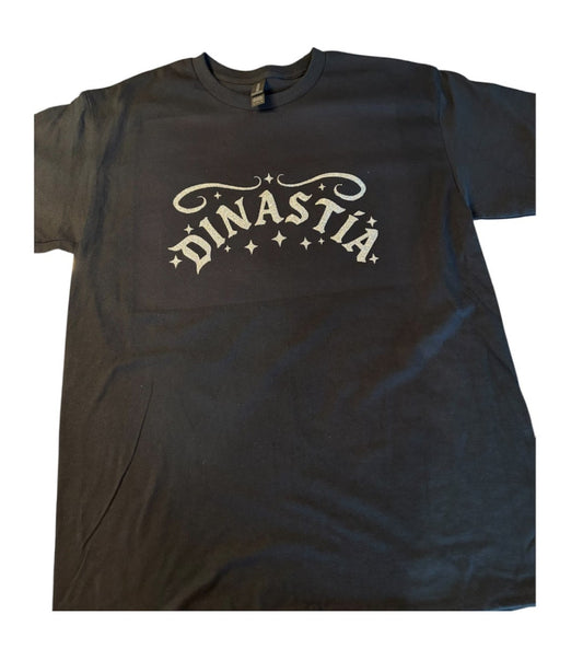 Black t-shirt with 'Dinastá' logo on a white background