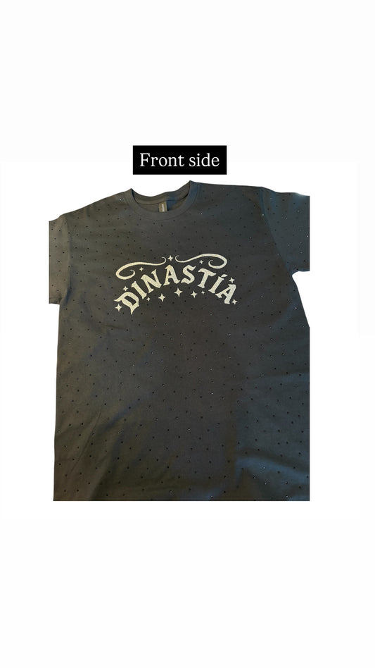 Black t-shirt with 'Dinastia' text on a white background